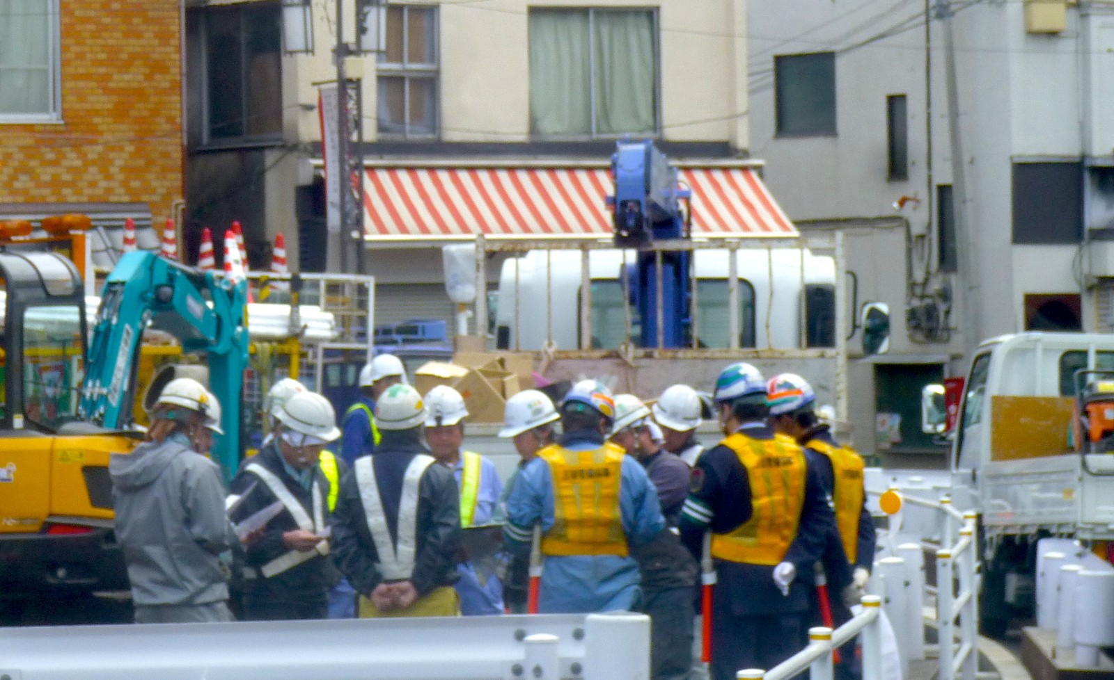 イメージ写真:日本の工事現場に集まる作業員。