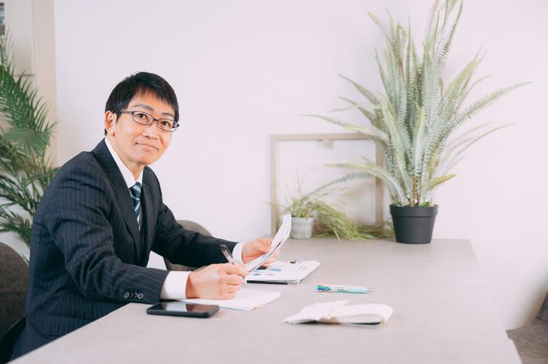 面接で書類を確認する担当者のイメージ写真。