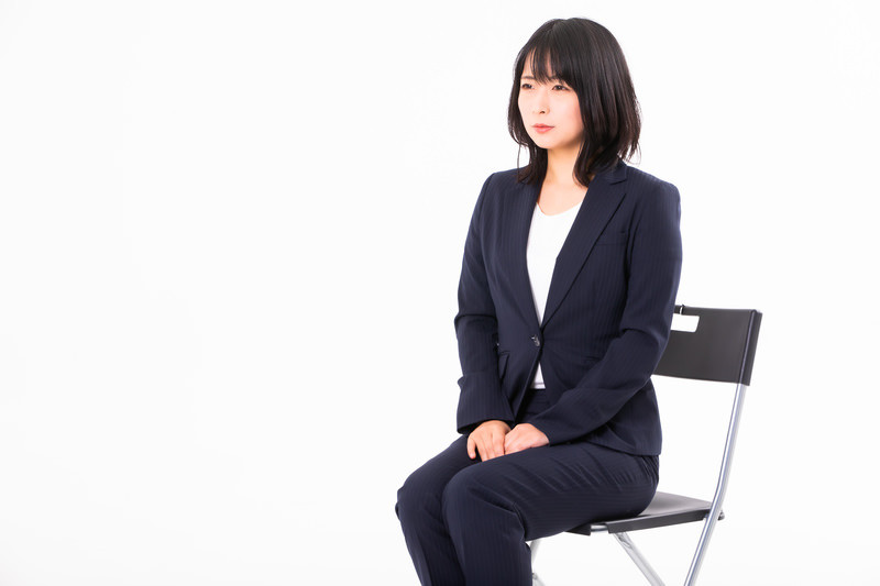 面接で相手の話を聞く場面のイメージ写真。