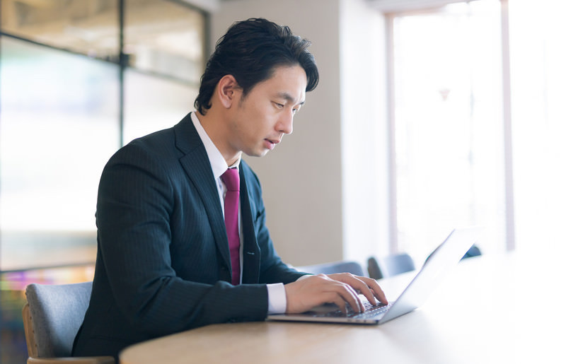 応募者への連絡や日程調整を行う場面のイメージ写真。