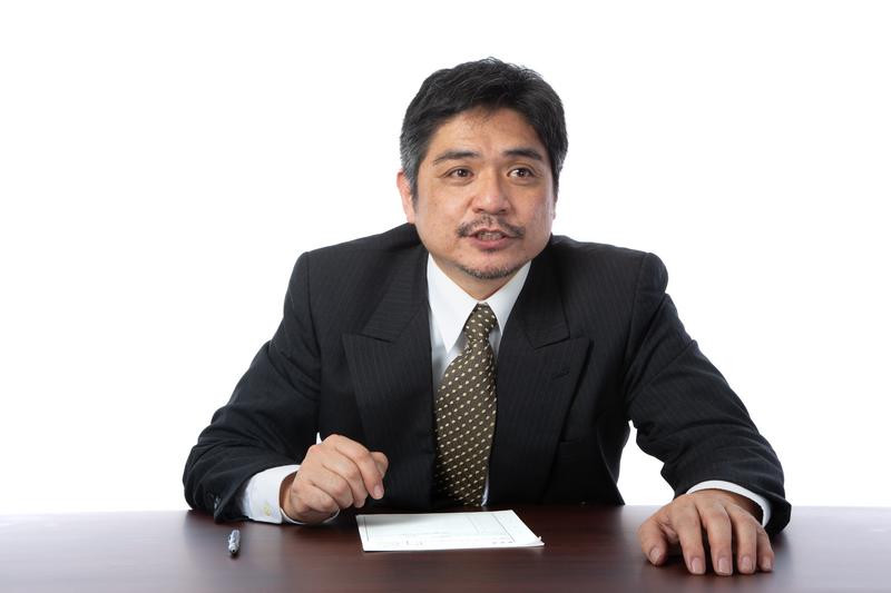 面接で書類を手元に対話する場面のイメージ写真。