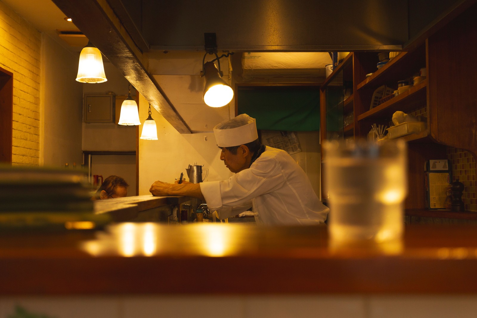 東京都北区の飲食店の厨房作業(イメージ写真)。記事中の企業や求人ではありません。