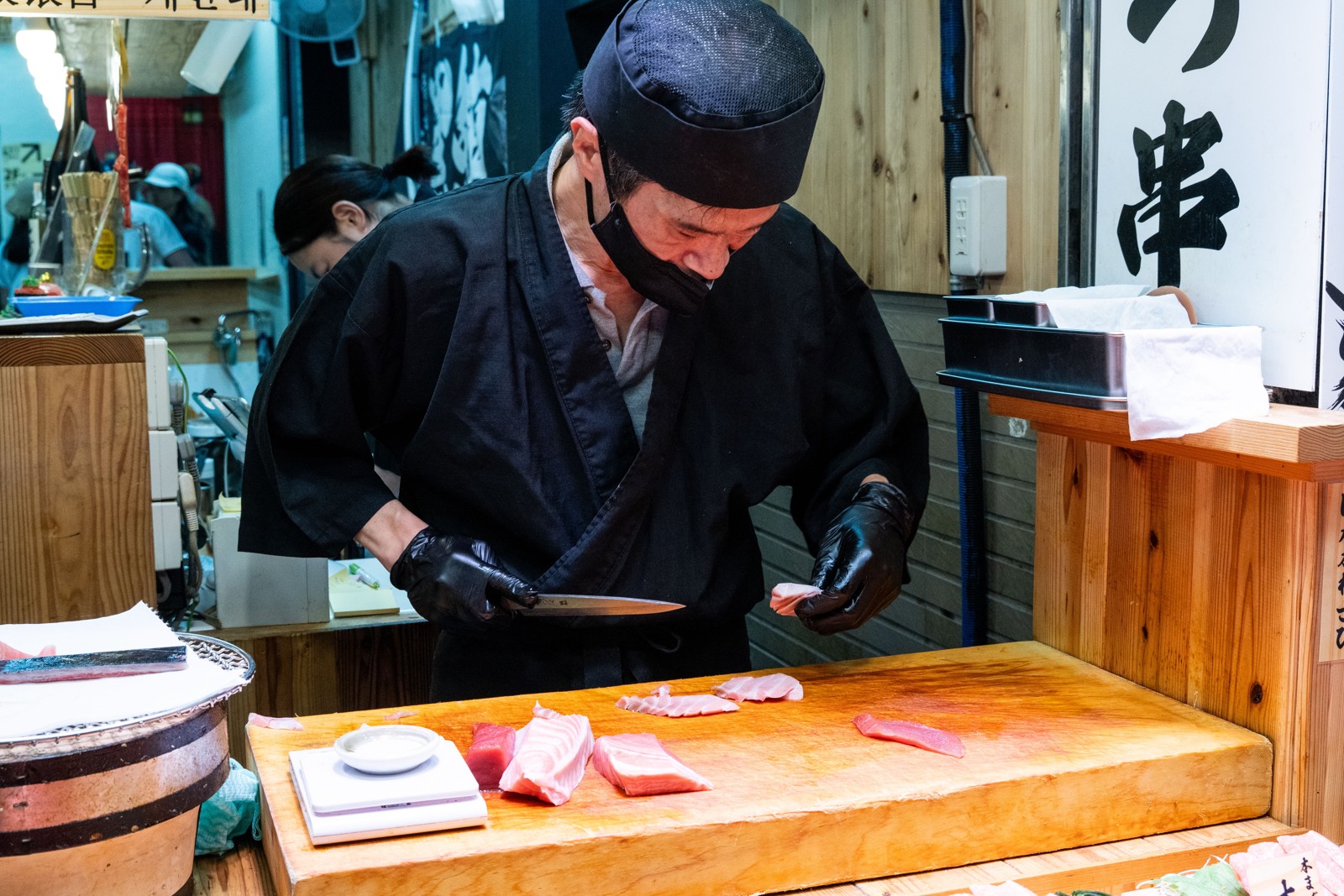日本の飲食店での魚の調理作業（イメージ写真）。ダイニーの導入事例ではありません。