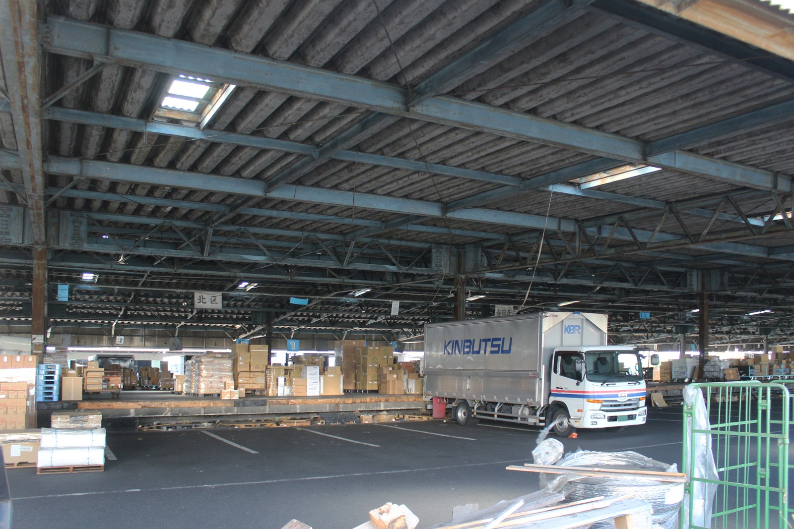 イメージ写真：小牧市のトラックターミナルの荷扱い場。