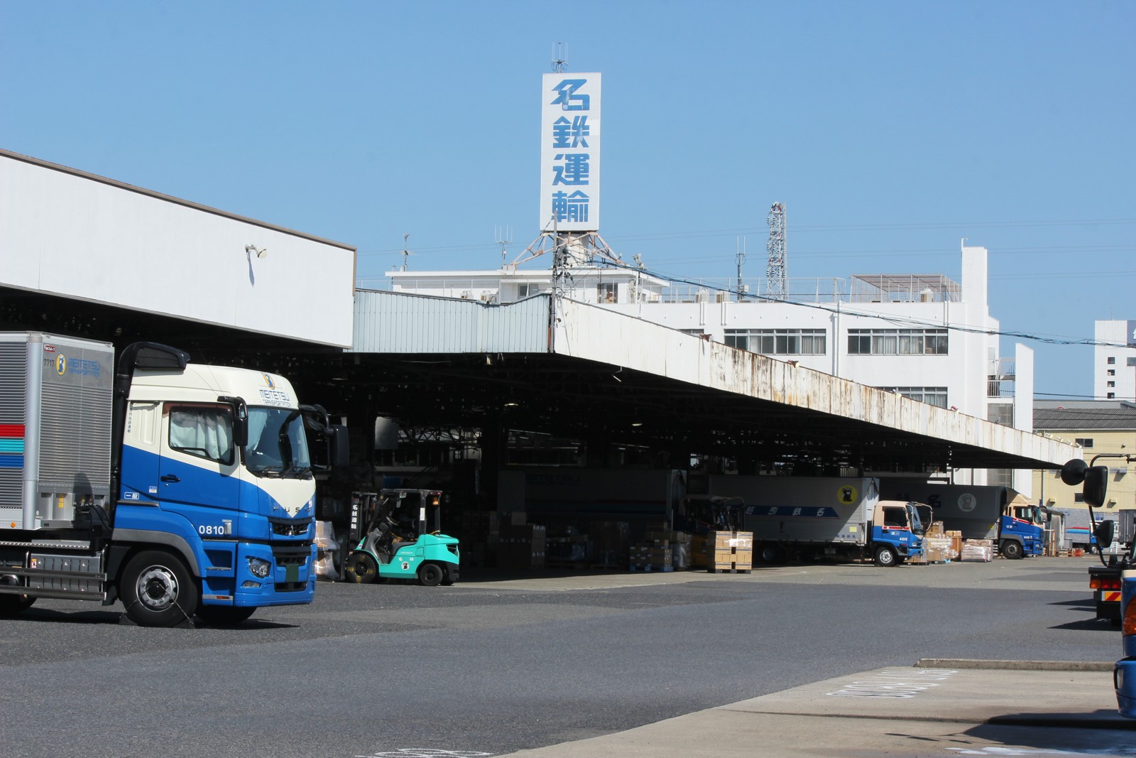 イメージ写真：小牧市の物流拠点とトラック。